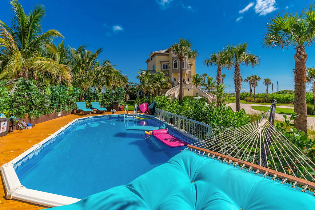 It has a heated swimming pool and a terrace.