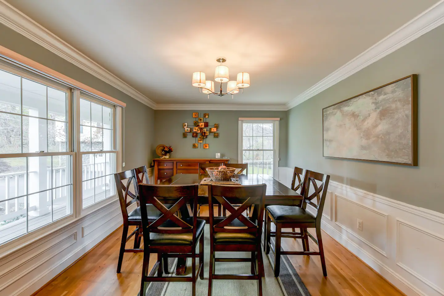 Dining table that can accommodate 8 individuals