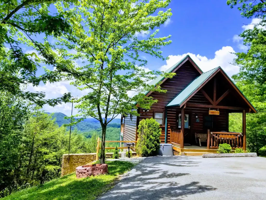 Airbnb cabins - The view in this cabin will make you feel like you're in heaven, ideal for couples wanting a peaceful getaway with stunning views.