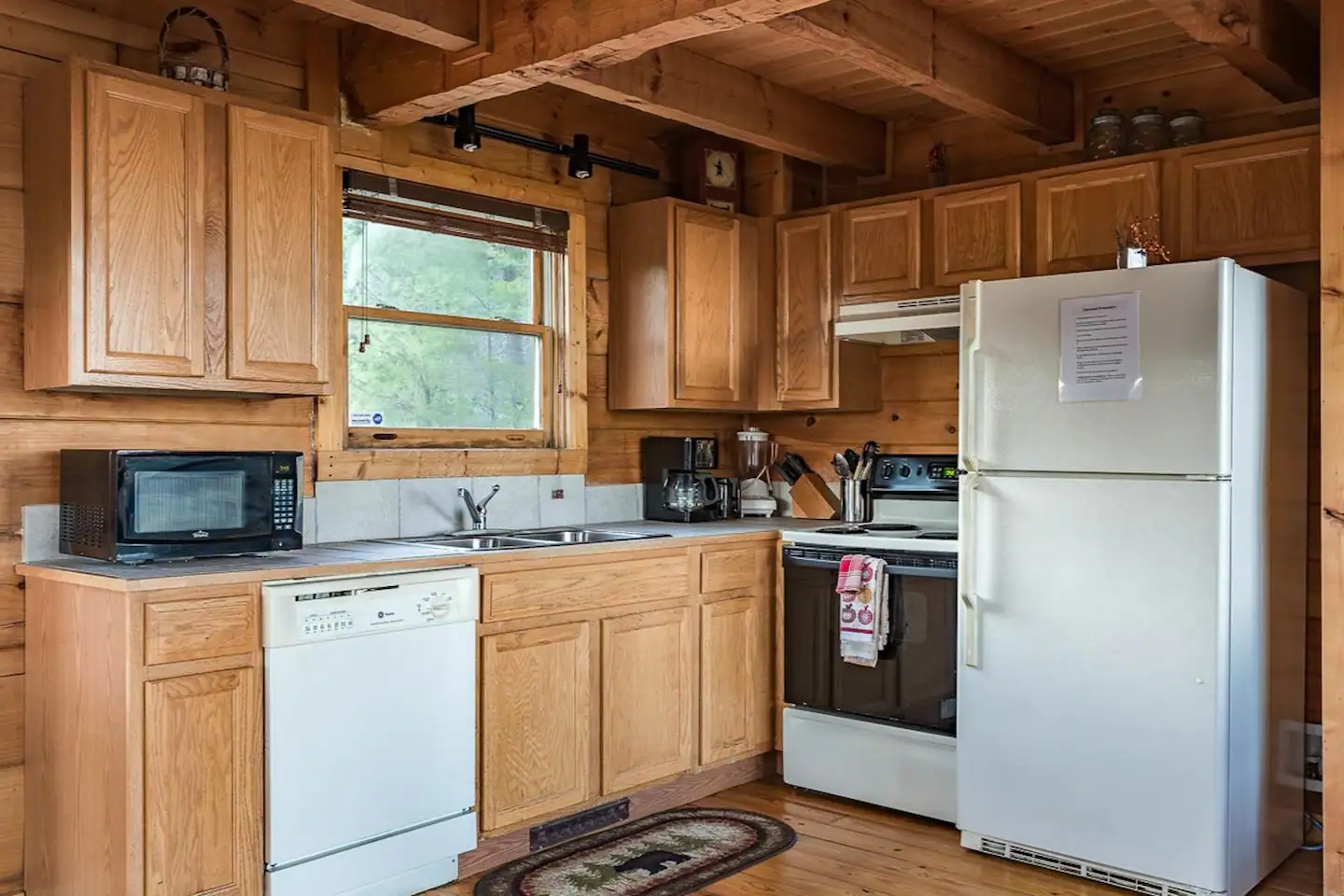 Fully equipped kitchen.