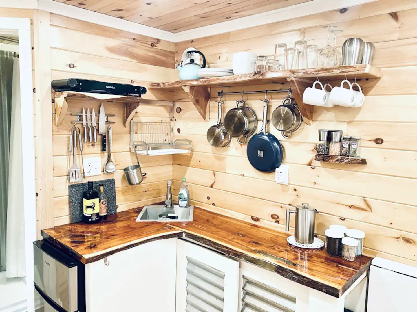 Fully equipped kitchenette