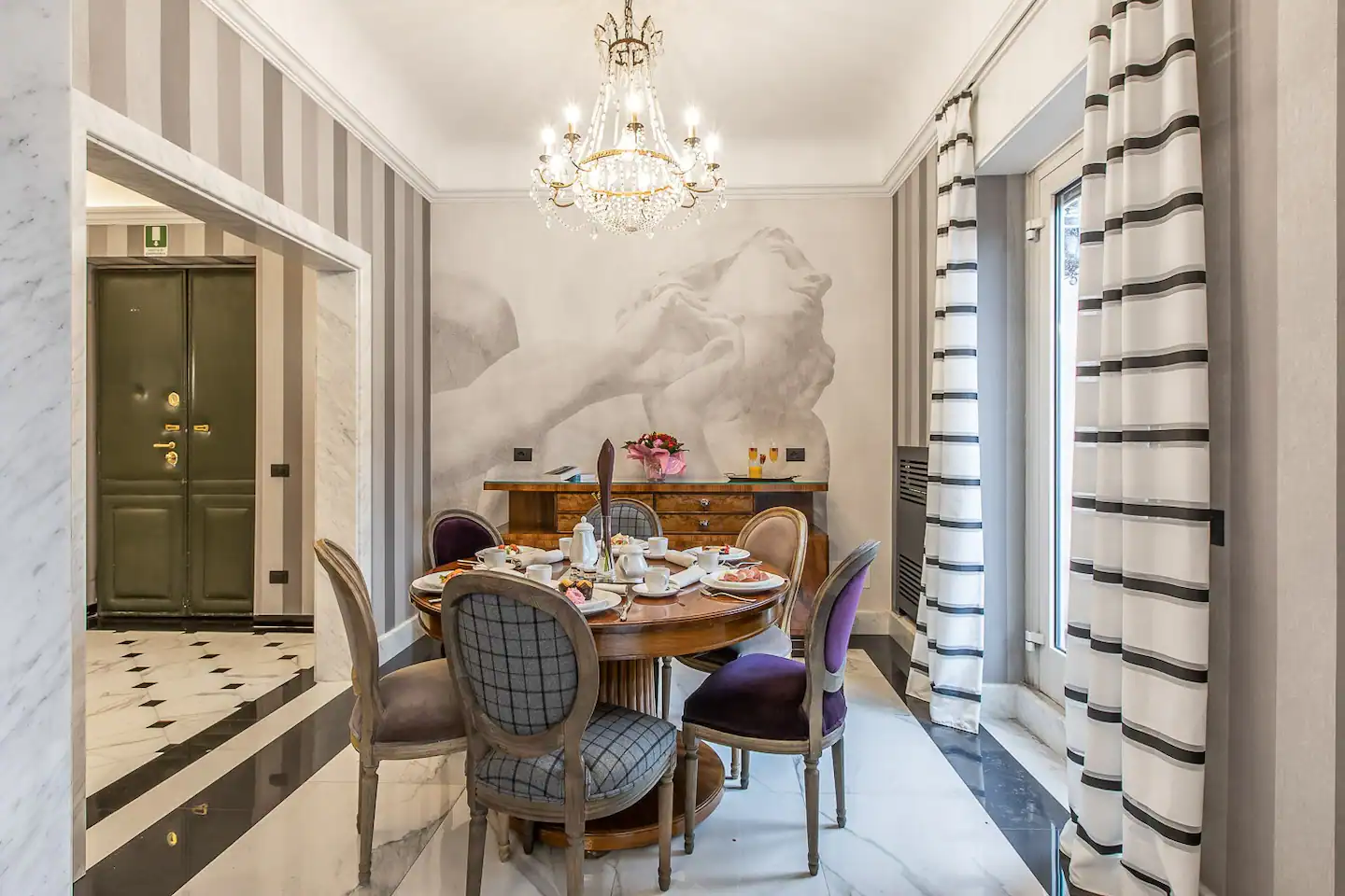 Small dining area, ideal for quick meals and limited space