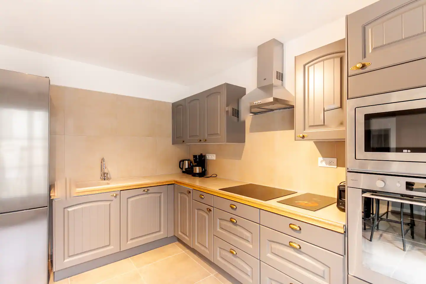 Fully equipped kitchen.