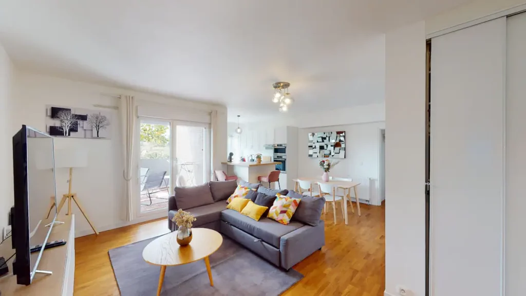 Clean and harmonious decor.