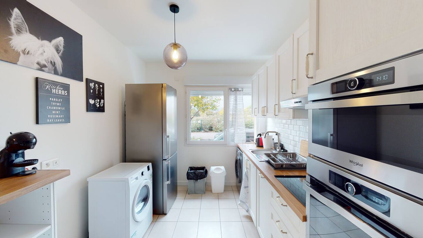 Large fridge / freezer to accommodate long term stays.