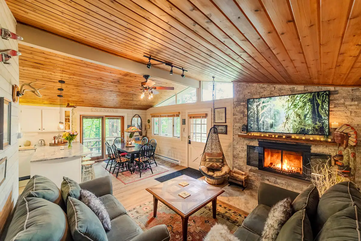 Living Room 60in Smart TV * Netflix * YouTube TV * Fireplace * Wood & Fire Starters