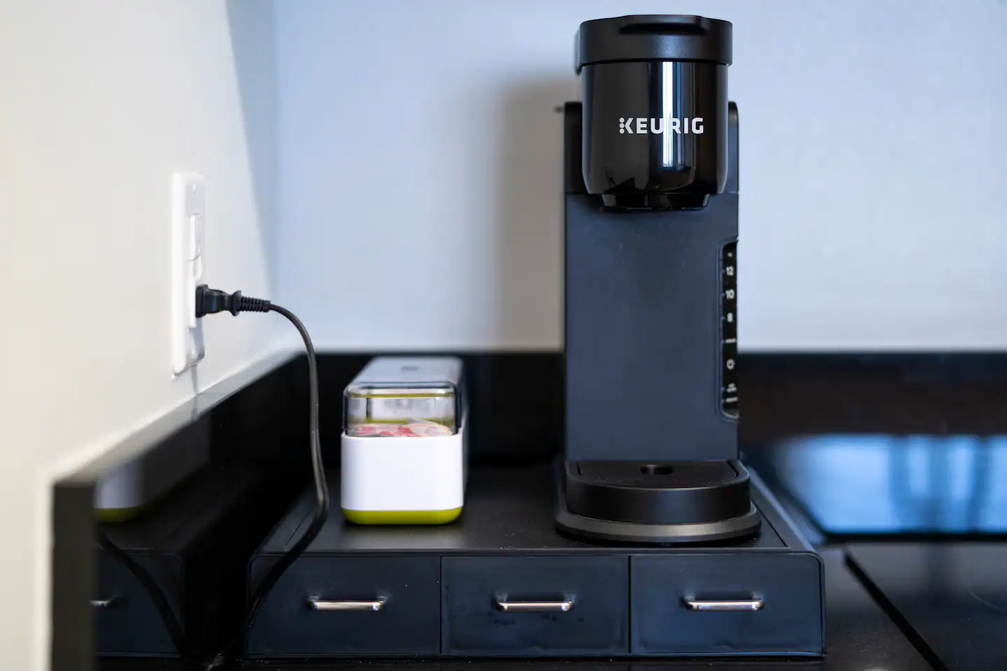 Keurig coffee machine with coffee and condiments included