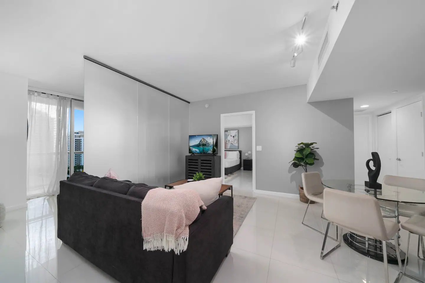Minimal bathroom vibes!
Cozy living room space!