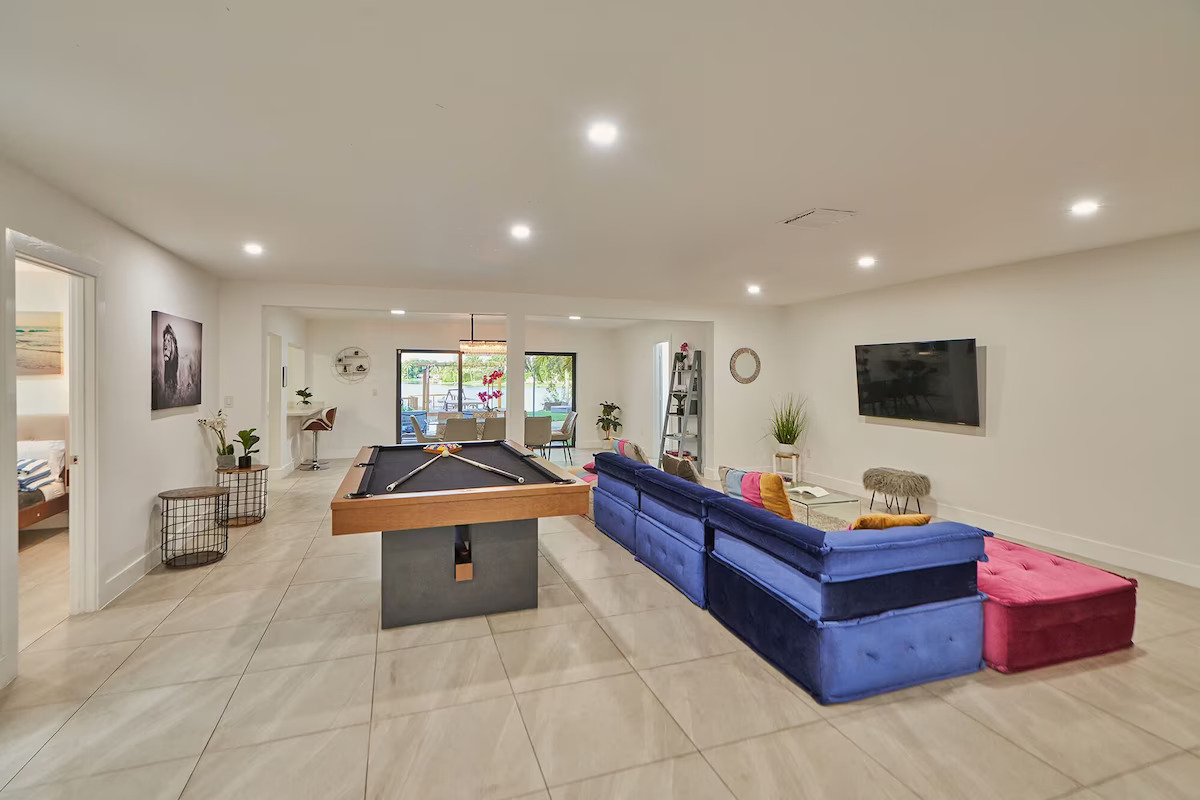 Magnificent living room with a Smart TV and a pool table!