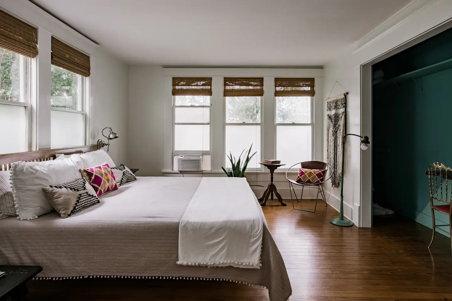 This amazing house offers two private rooms with queen beds, 2 dreamy single bedrooms.