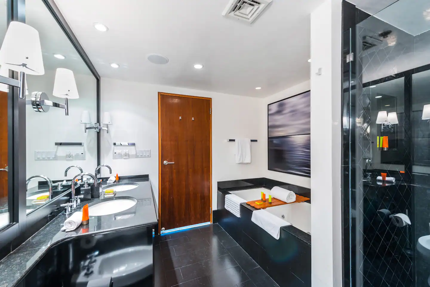 Full en-suite bathroom 1