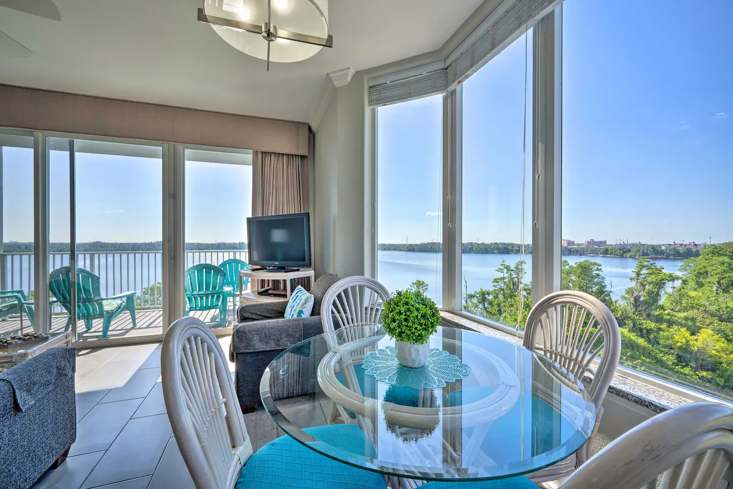 Dining area with a large space and amazing view.