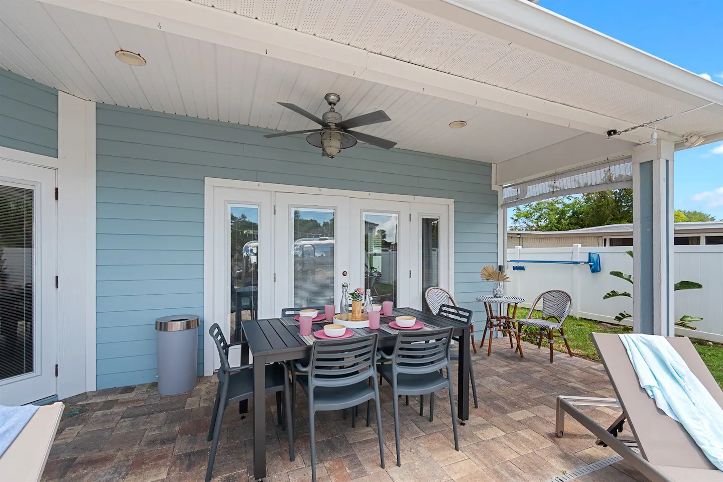 Enjoy the pool's sun shelf and bench!
Outdoor dining poolside
