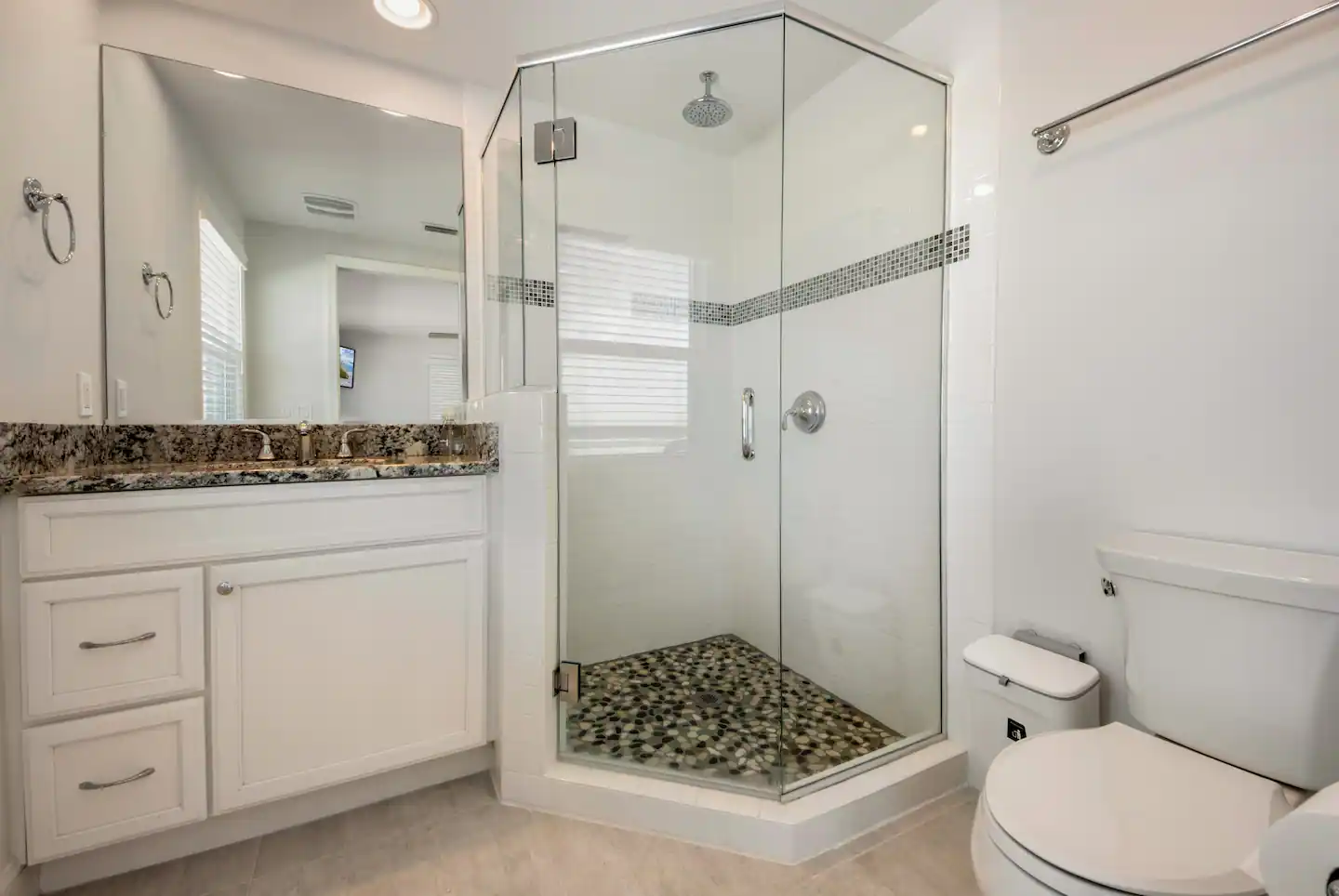 King bedroom with en-suite bathroom
