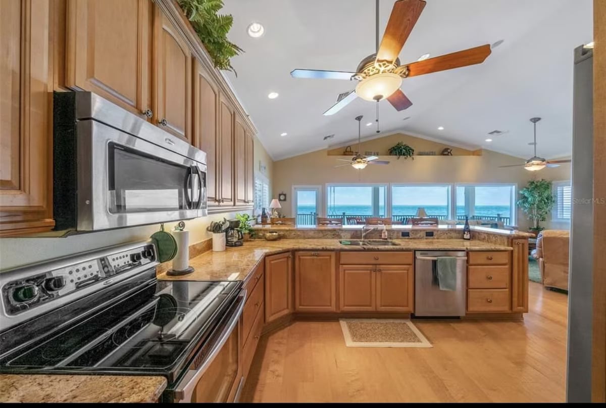 Large and well-equipped kitchen