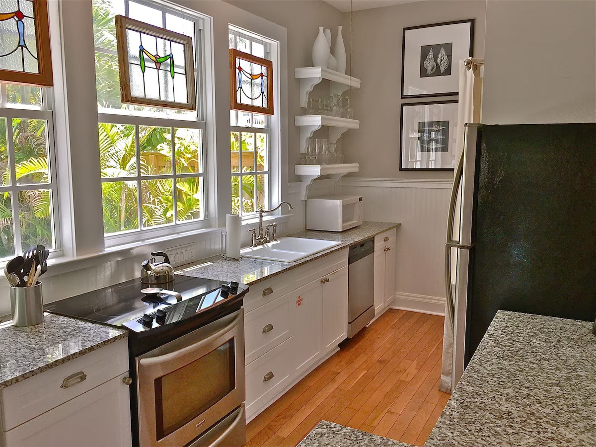 Fully equipped kitchen, including a full size washer/dryer.