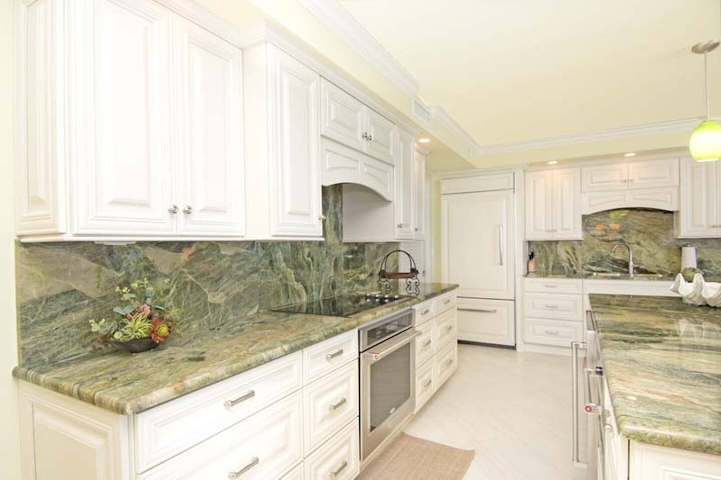 Newly remodeled kitchen! Granite counter tops, stainless steel appliances!