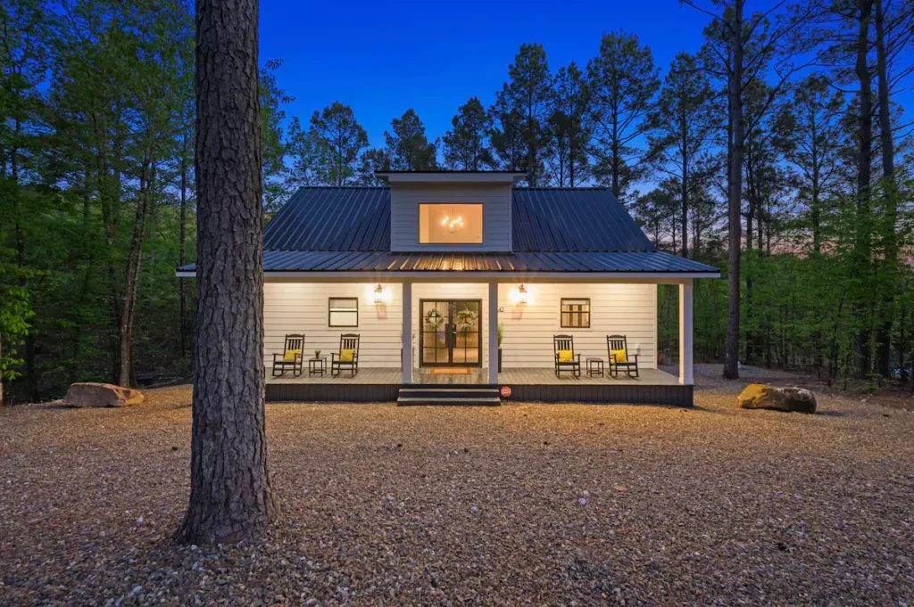 Best Airbnb outdoor lounge in Oklahoma (with tot tub)
Meadowlark Retreat
Location: Broken Bow, Oklahoma