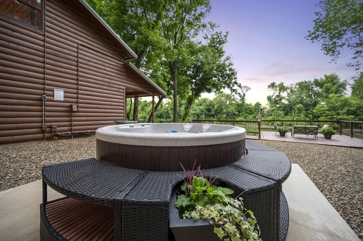 4-person round hot tub