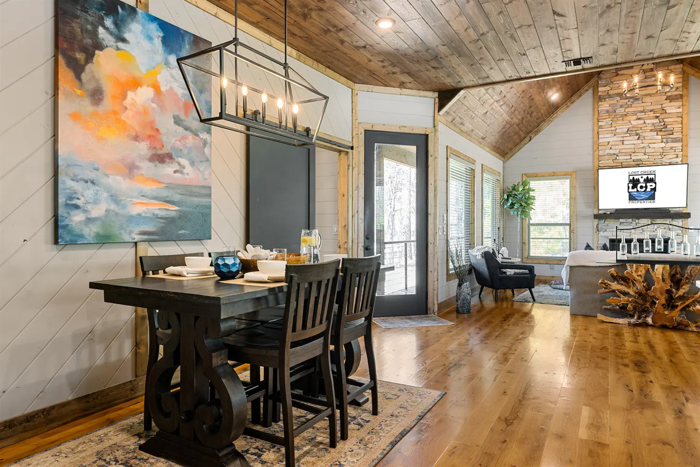 Dining area with a table for 6.