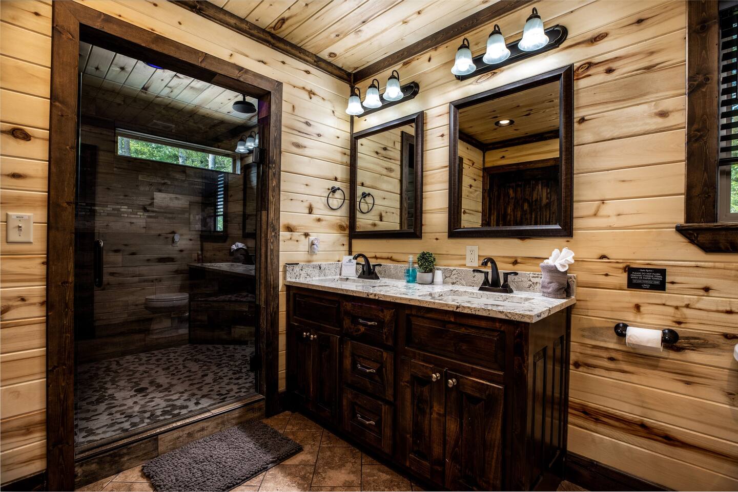 Master bedroom's en-suit bathroom.