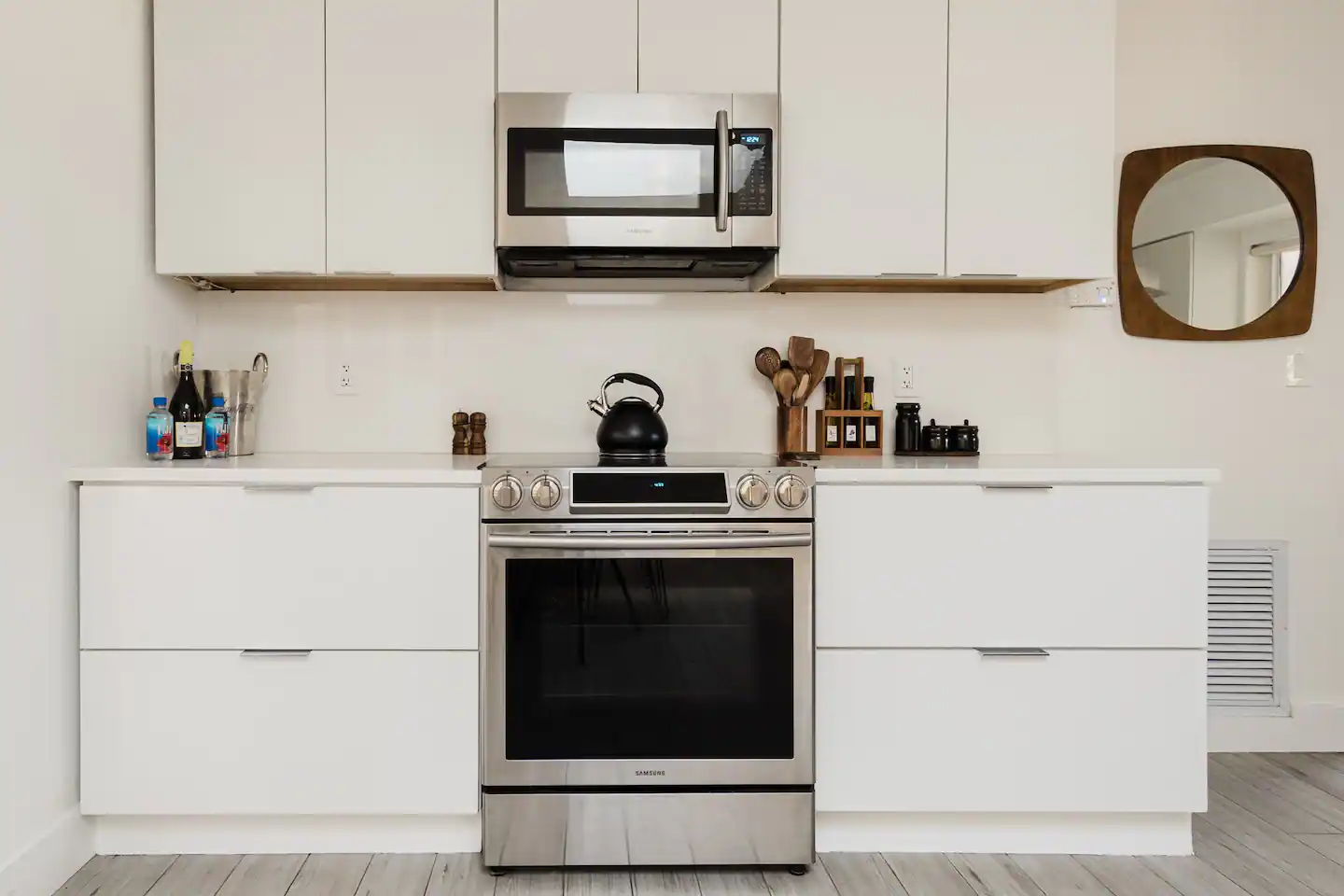 A fully equipped kitchen.