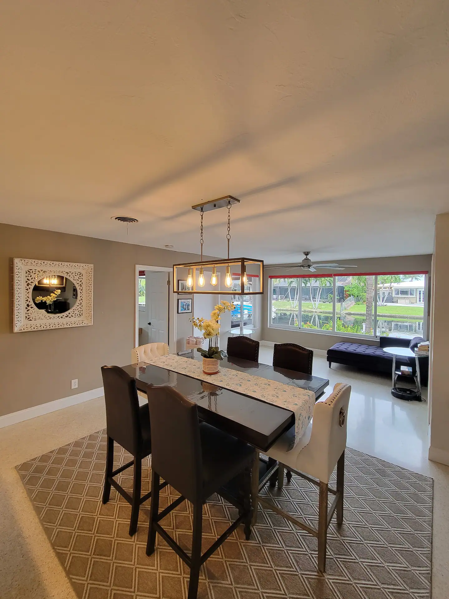 This dining area can accommodate 6 guests.