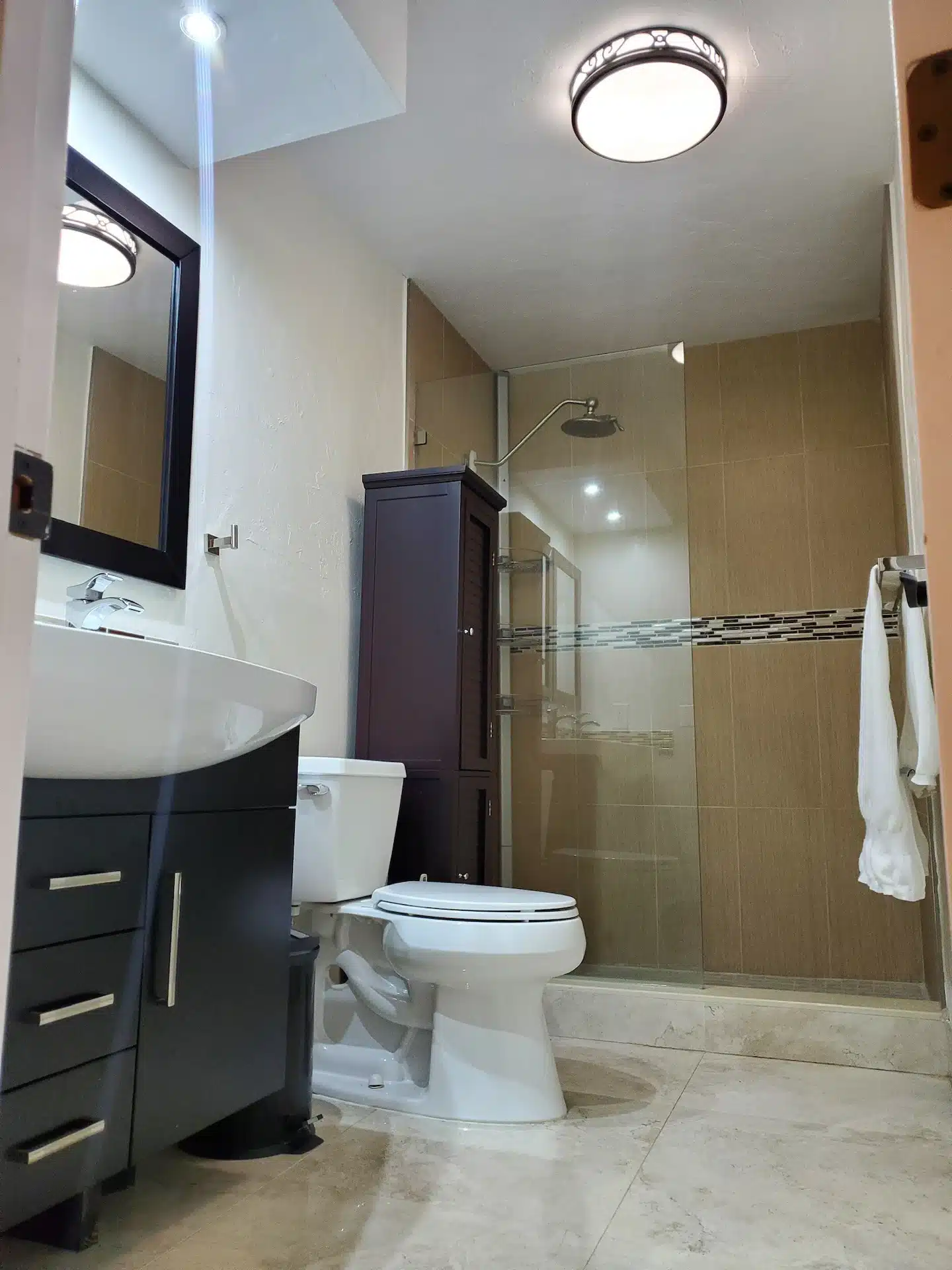 Fully-equipped bathroom with essentials.